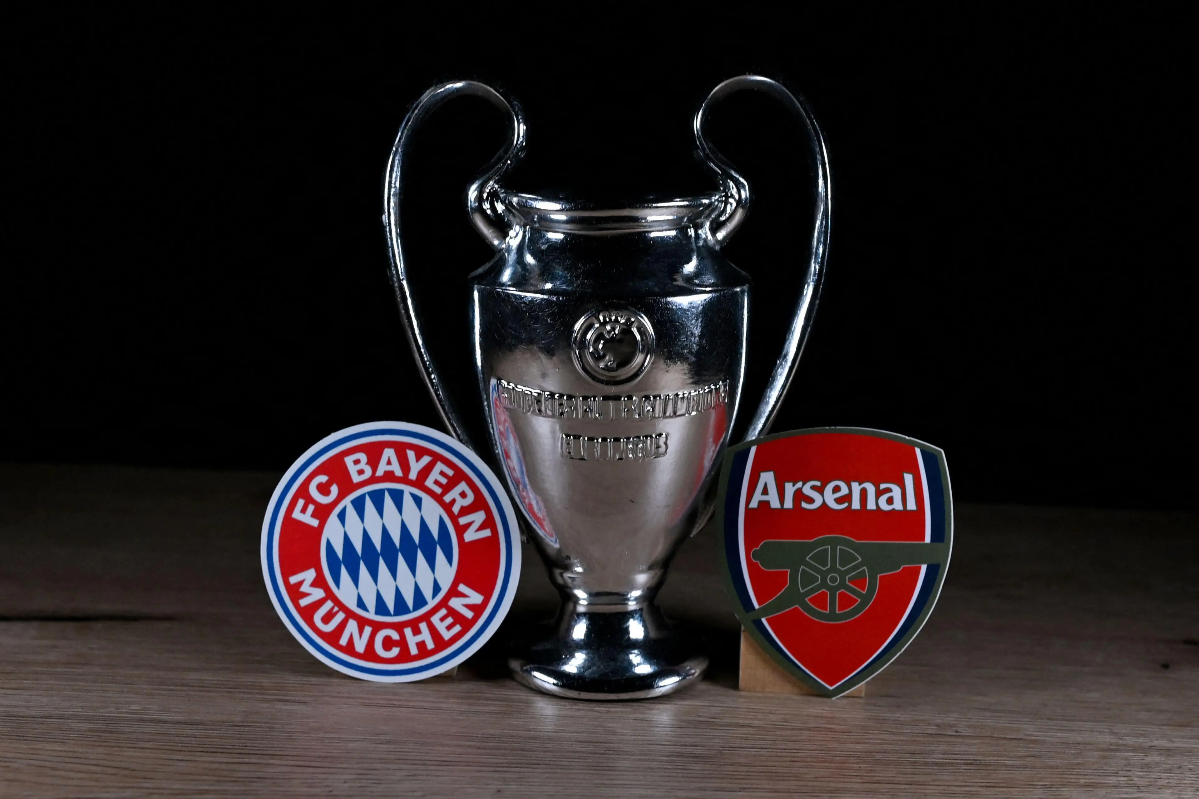 Grafik zum Champions-League-Duell zwischen Arsenal und Bayern München mit den beiden Fußballteams.