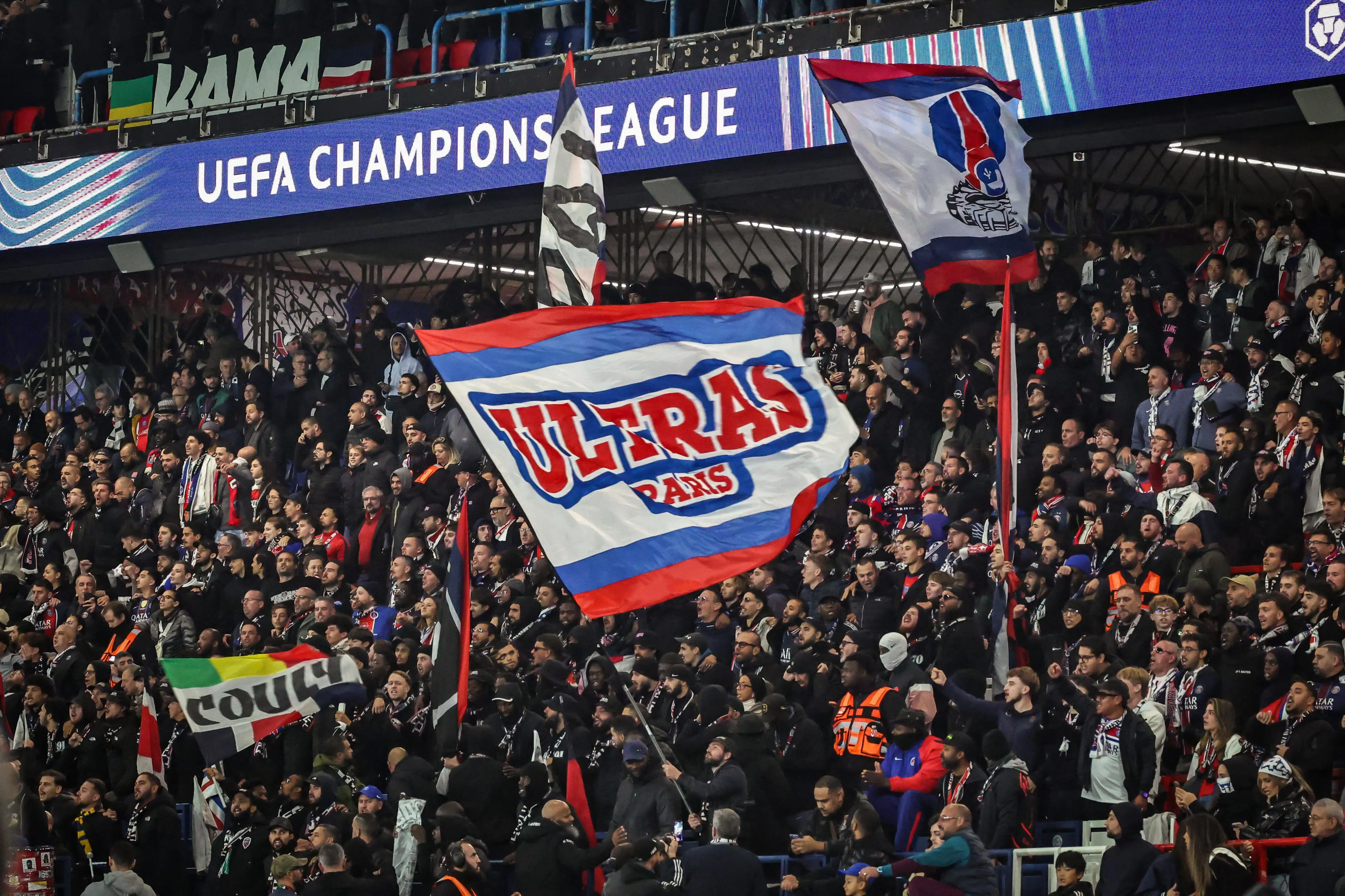 Fans von Paris Saint-Germain feuern ihr Team mit Fahnen und Bannern vor dem Ligue-1-Topspiel gegen Olympique Lyon an.