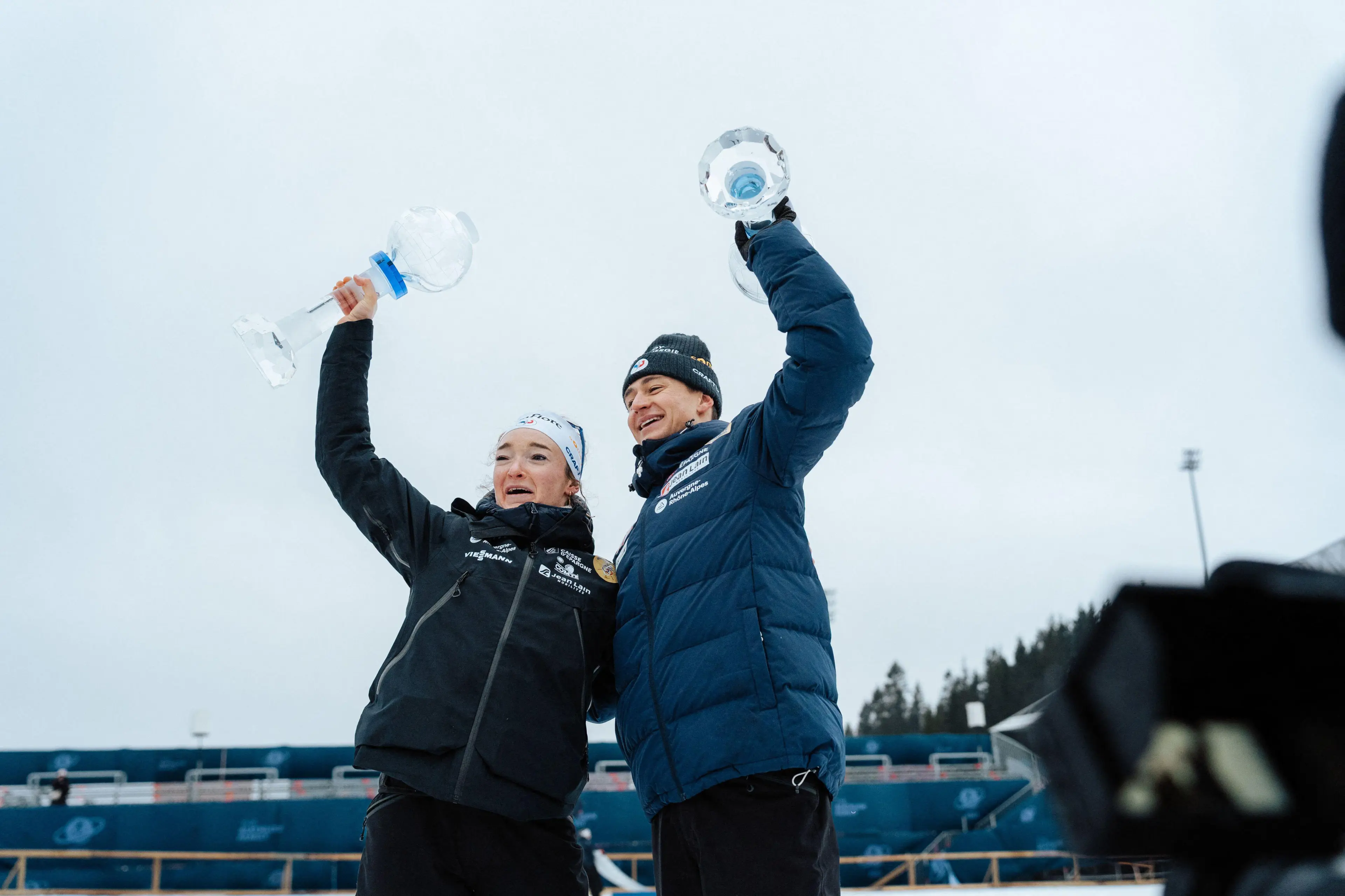 Éric Perrot und Lou Jeanmonnot, die Gesamtweltcupsieger im Biathlon der Vorsaison, im Fokus vor der Wintersport-Saison 2026/27.