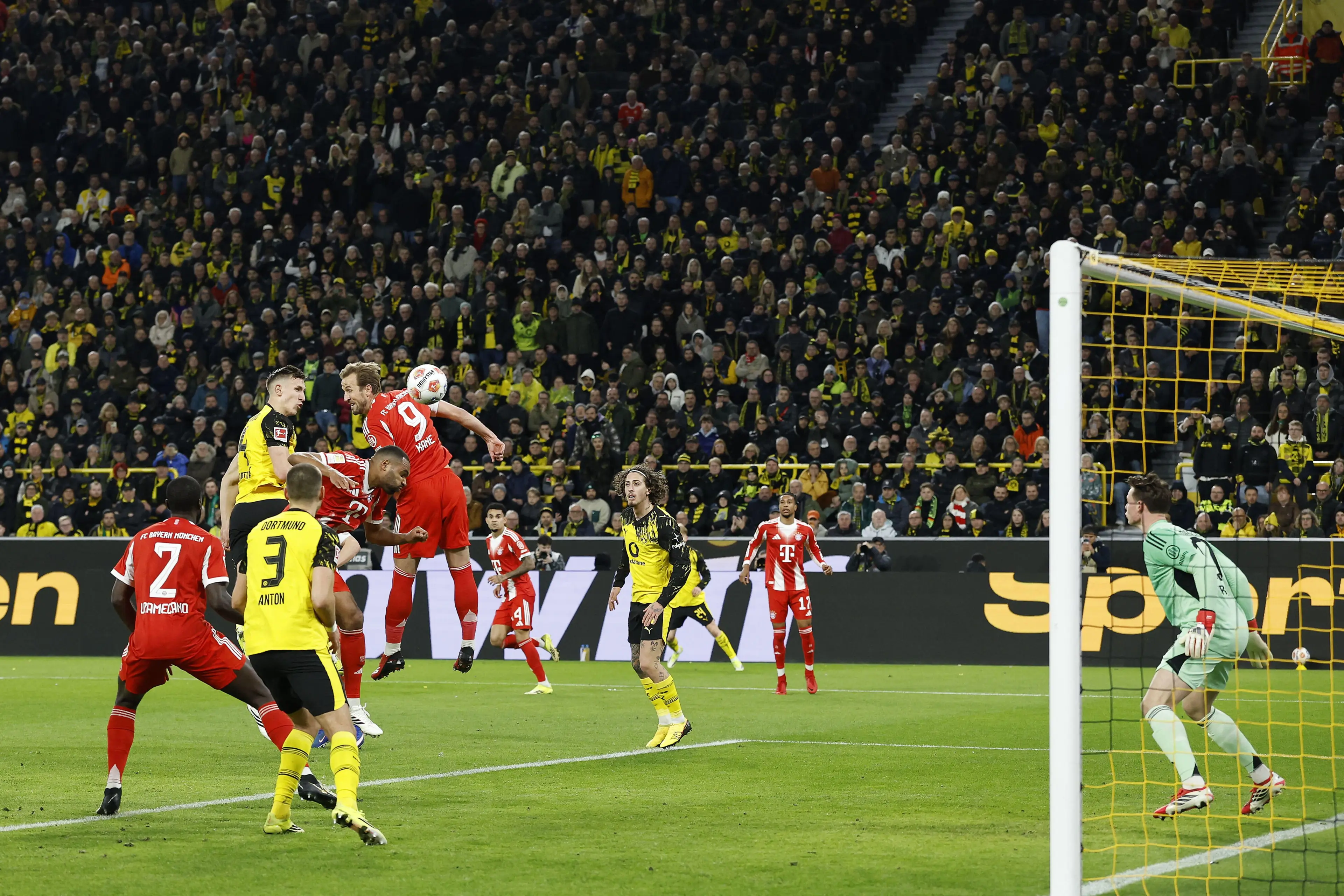Nico Schlotterbeck köpft den Ball im Bundesliga-Klassiker zwischen Borussia Dortmund und dem FC Bayern München ins Tor.