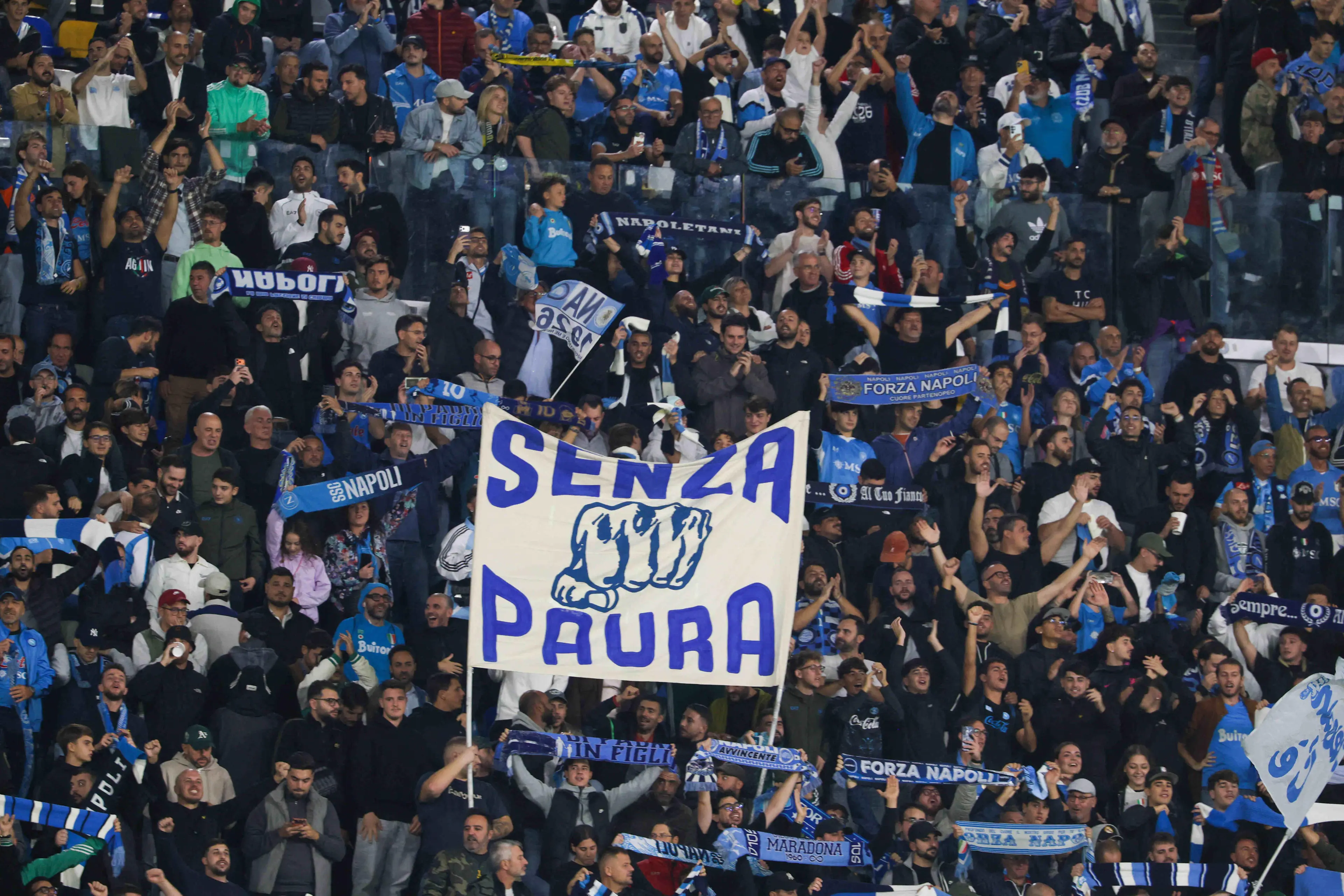 Fans der SSC Neapel unterstützen ihre Mannschaft mit Fahnen und Bannern vor dem Serie-A-Duell gegen die AS Roma.