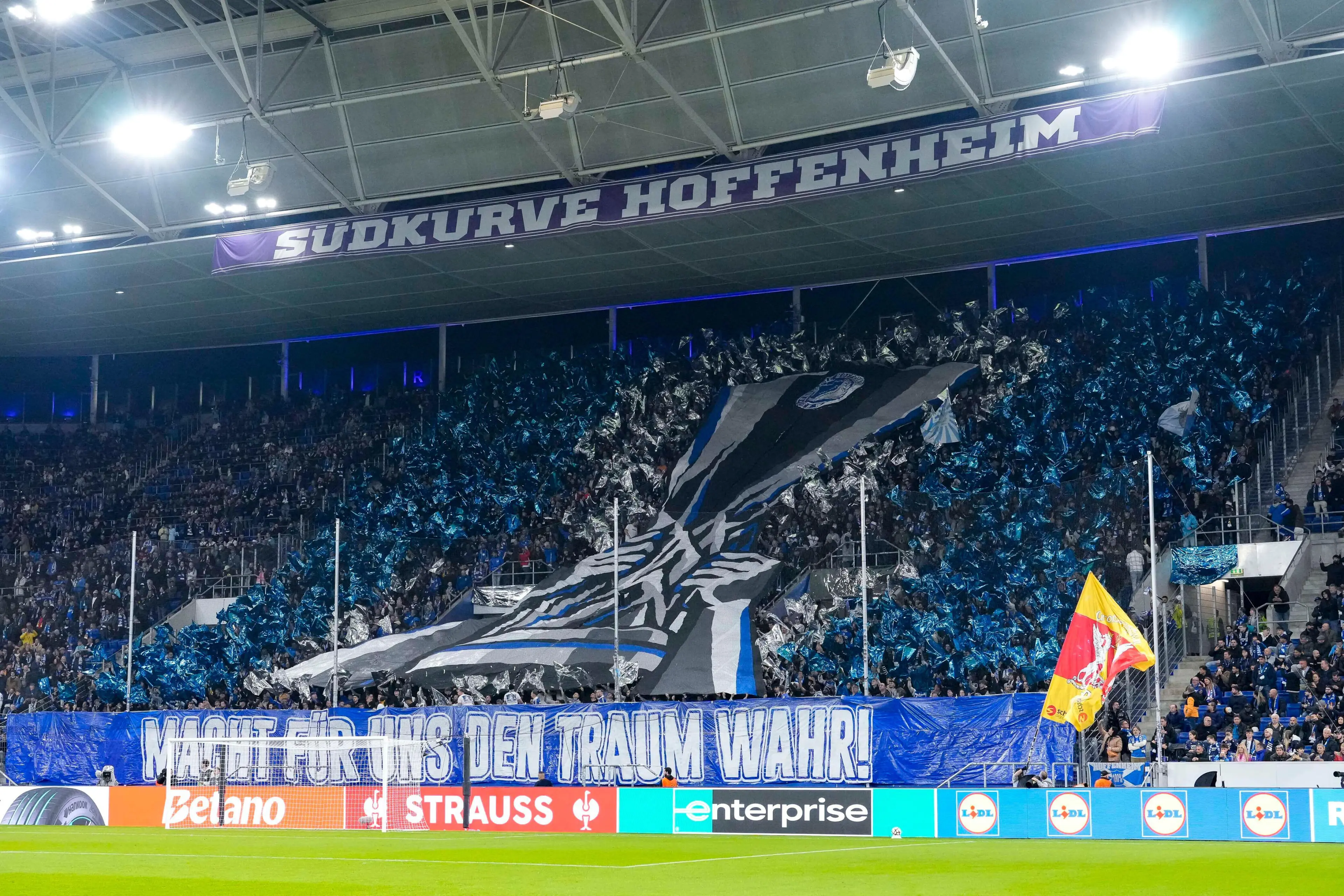 Fans der TSG Hoffenheim unterstützen ihre Mannschaft vor dem Europa-League-Spiel am 3. Spieltag der Ligaphase 2026/27.