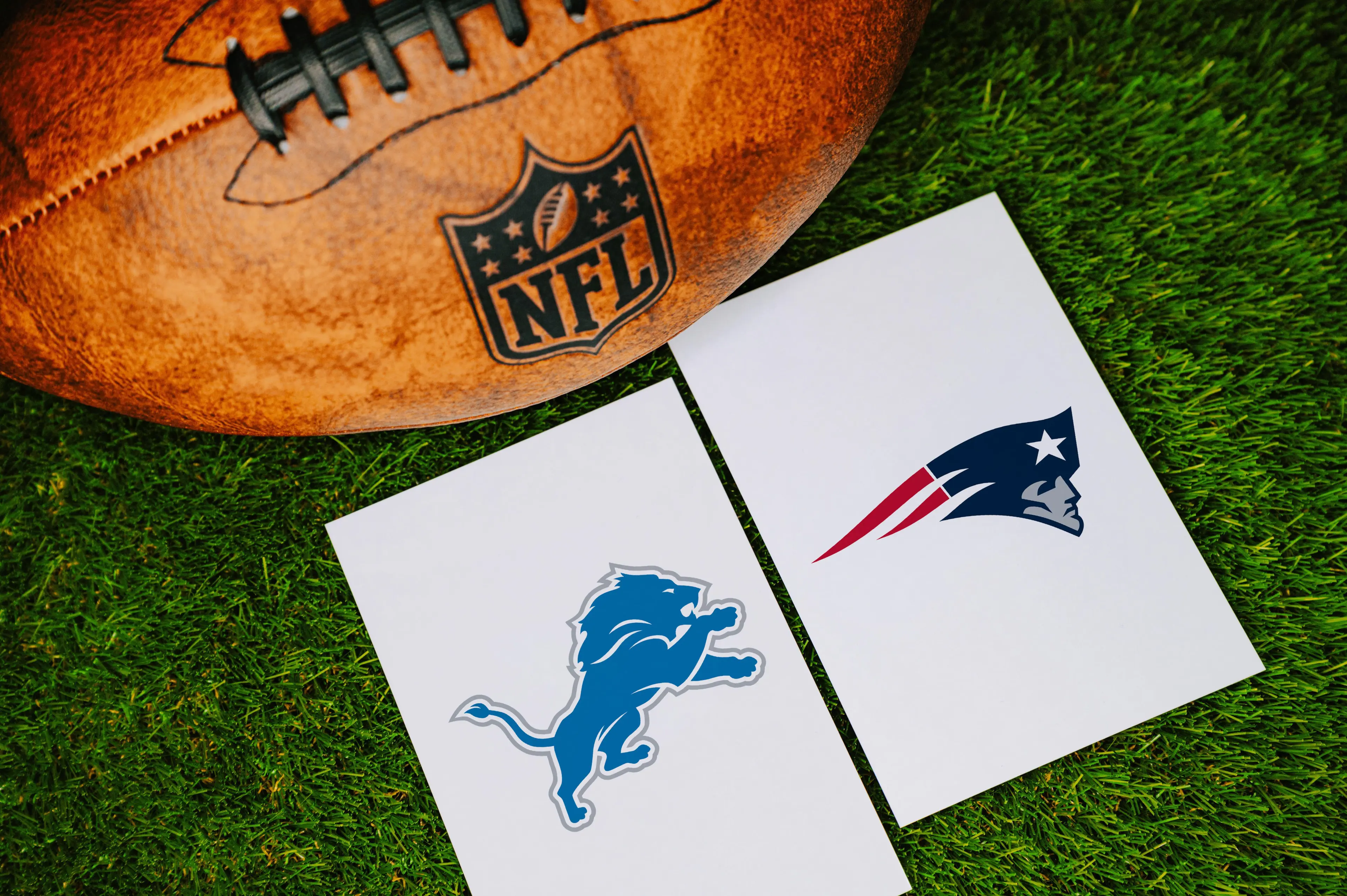 NFL Munich Game 2026: Football-Grafik mit den Logos der New England Patriots und Detroit Lions