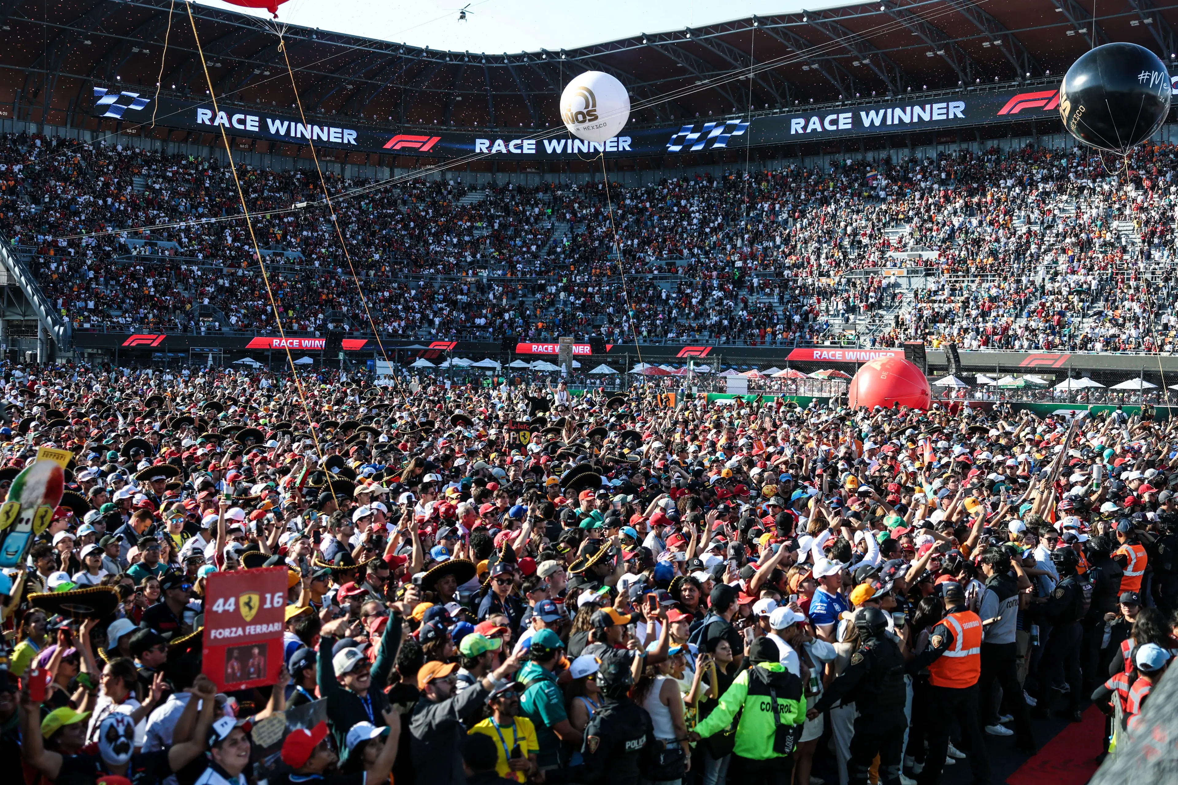 Zahlreiche Formel-1-Fans sorgen beim Mexiko Grand Prix 2025 auf den voll besetzten Tribünen des Autódromo Hermanos Rodríguez für eine beeindruckende Kulisse.