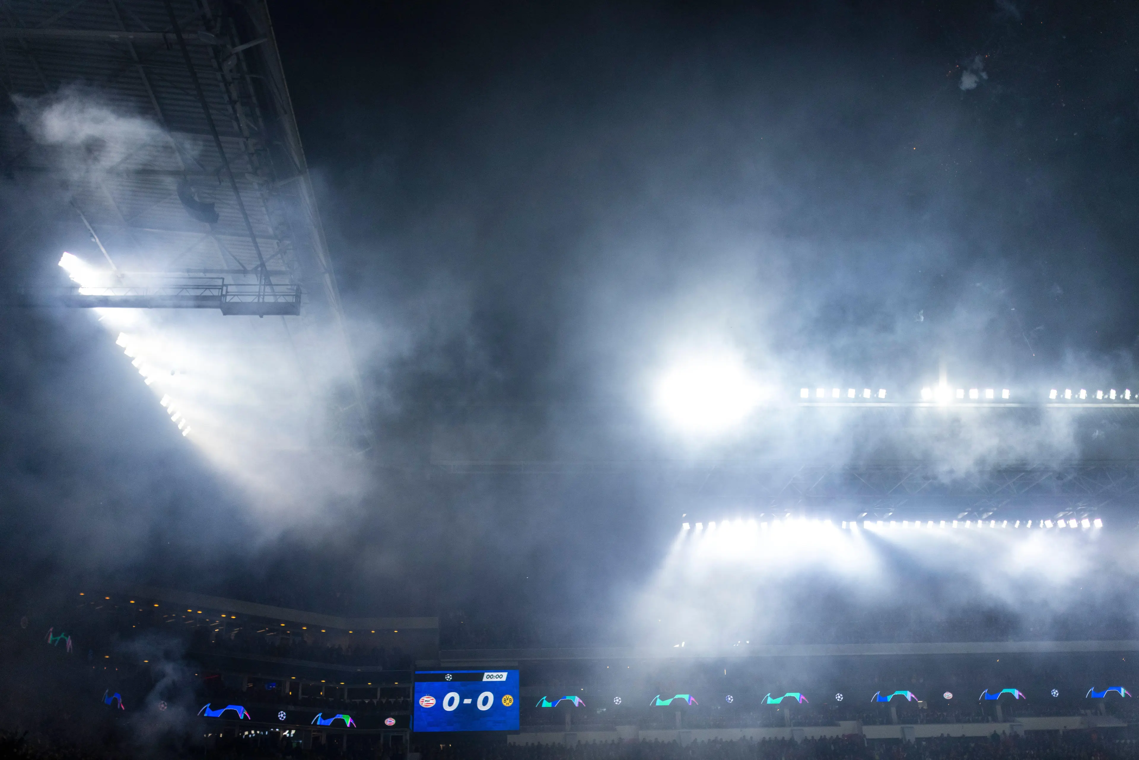 Fußballstadion bei Flutlicht während eines Abendspiels