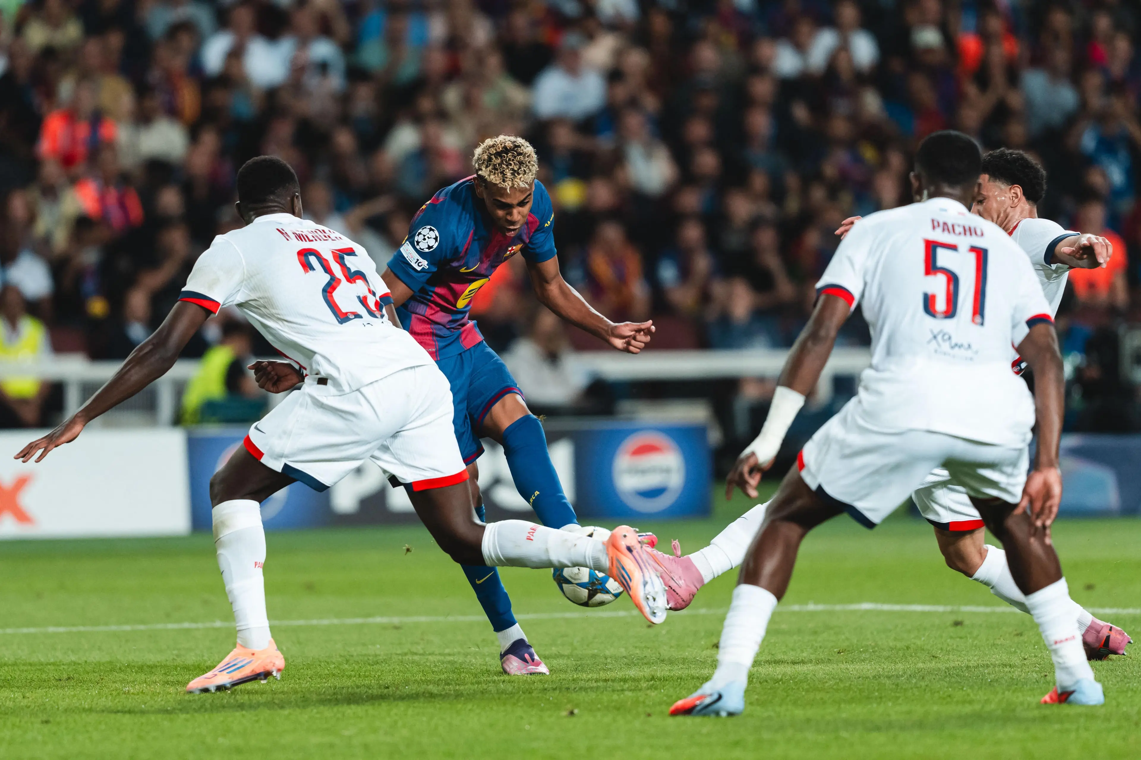 Lamine Yamal vom FC Barcelona im Duell gegen Paris Saint-Germain in der Champions League 2025.