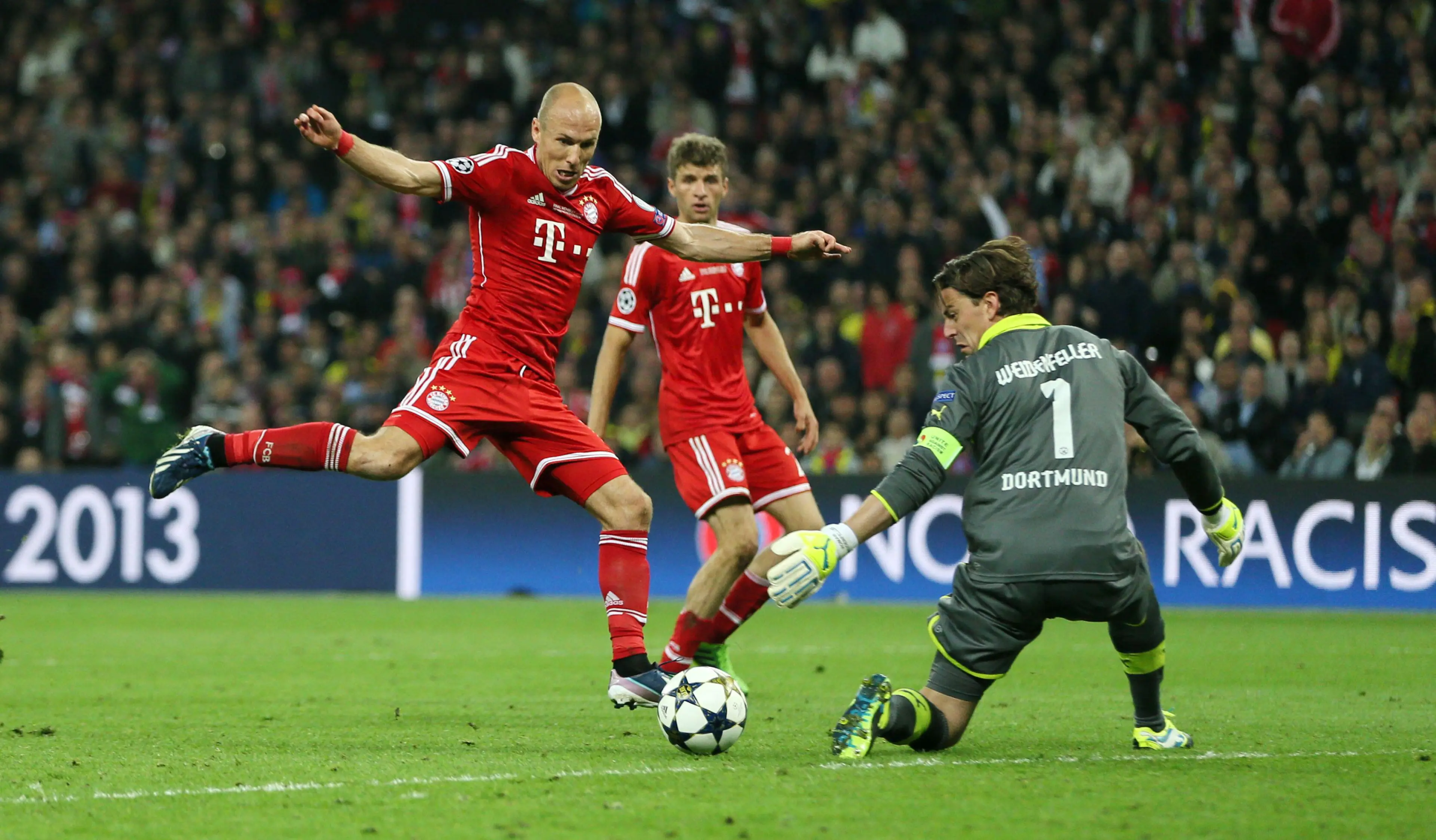 Arjen Robben erzielt für den FC Bayern München das 2:1 gegen Borussia Dortmund im Champions-League-Finale 2013 vor Torhüter Roman Weidenfeller.