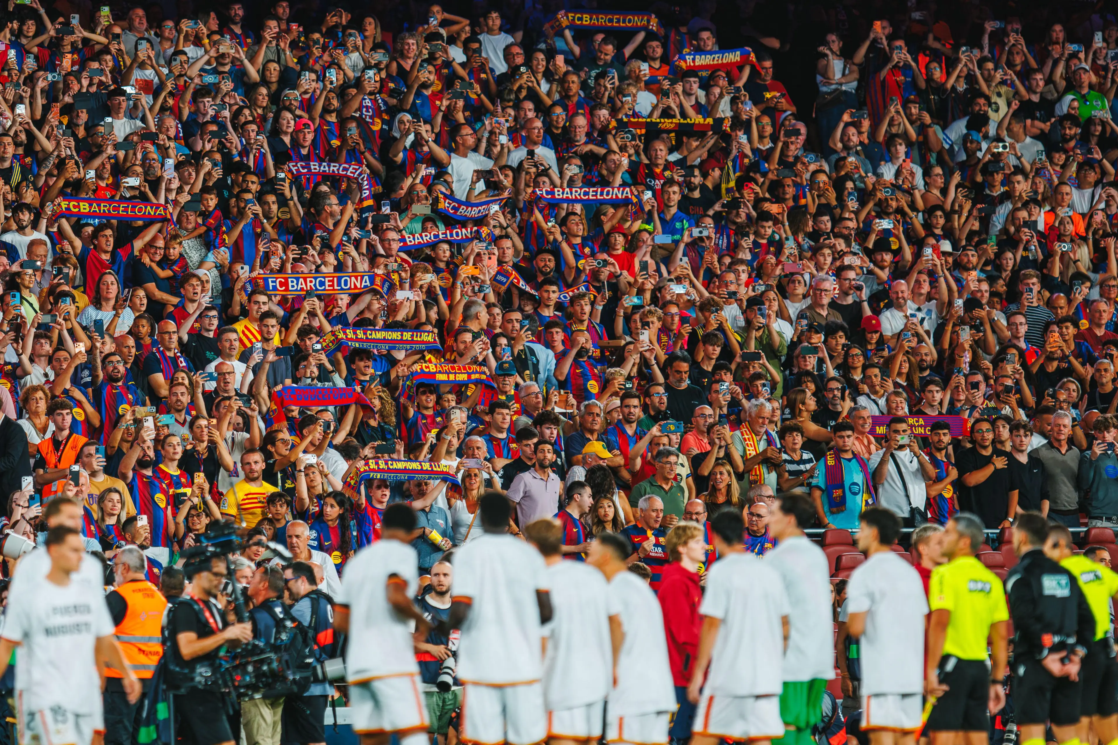 ans des FC Barcelona sorgen mit ihren Farben und Bannern für Stimmung vor dem Clásico gegen Real Madrid in LaLiga.