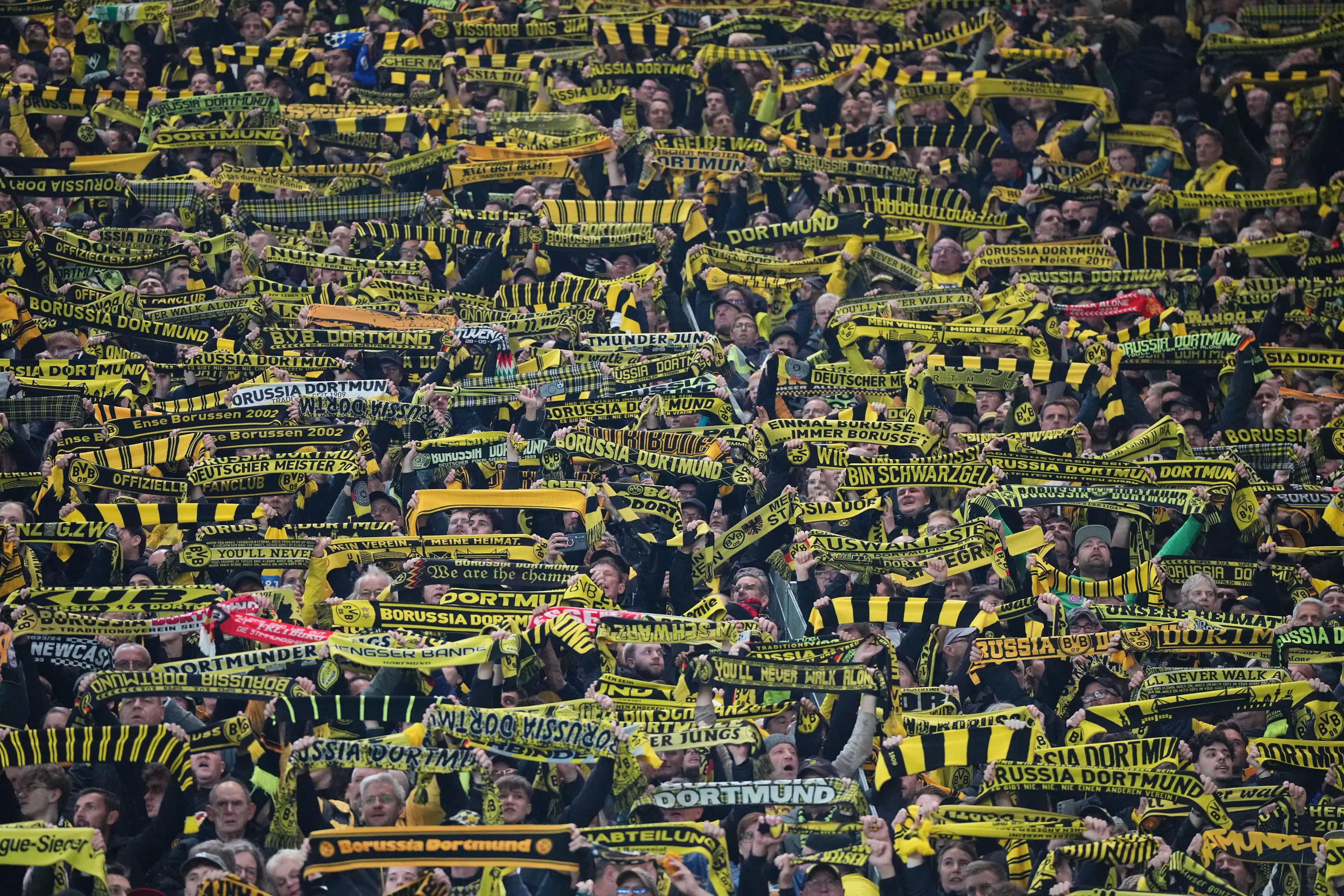 BVB-Fans unterstützen Borussia Dortmund auf den Rängen vor dem Bundesliga-Wochenende.