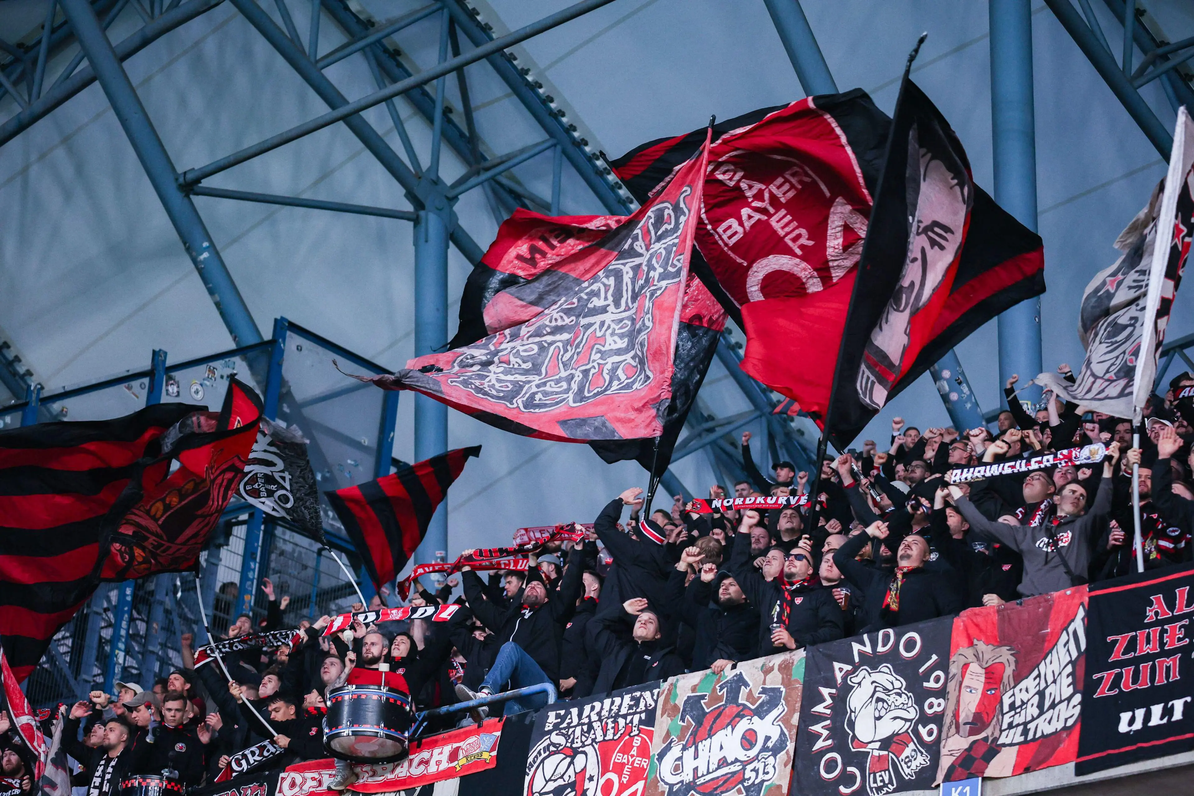 Fans von Bayer Leverkusen unterstützen ihre Mannschaft vor dem Europa-League-Spiel am 3. Spieltag der Ligaphase 2026/27.