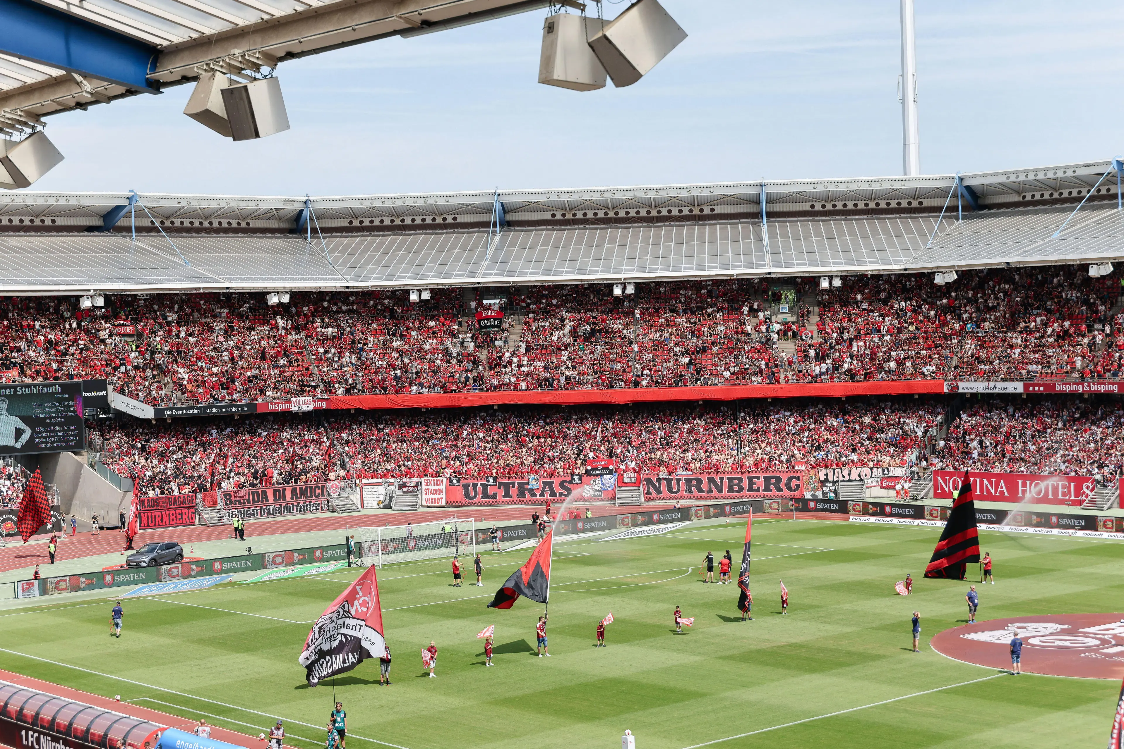 Fans des 1. FC Nürnberg unterstützen ihr Team auf den Rängen. Am Samstag steigt das Topspiel in der 2. Bundesliga gegen den 1. FC Kaiserslautern.